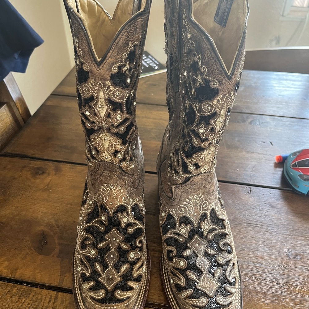 Embroidered Western Boots - Black and Cream